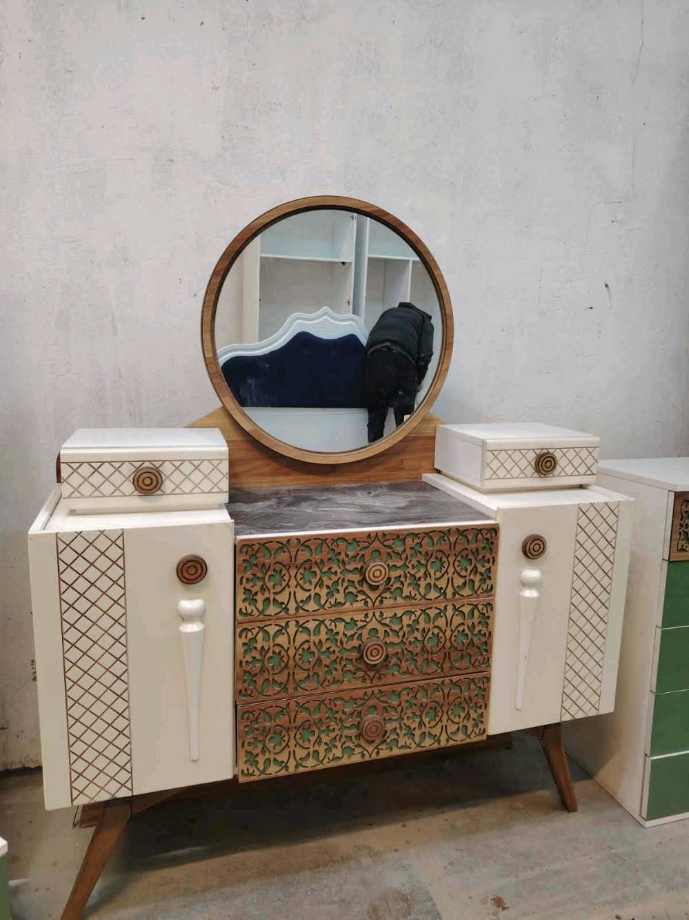 غرفة نوم مستعملة🇹🇷
 نضافة90 ٪💯
عدد القطع / 10 
نضام / أسلايت +باب إضافي 💢
شازلون / مخزن 📥 سرير مخزن🤌
سعرها 800💸
شد ونقل داخل بغداد مجاني🚛
يوجود توصيل محافضات 🚛