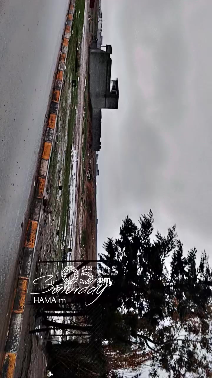 گڵاند مەکینە 63

مۆدێل 1995

لێدراوی هیچ نیە
 
گێڕو مەکینەی بە شەرت

کارەبای و فلچە و تەبریدی گەرم بەشەرت

سەنەویەیە وەکالەی عامی بۆ کراوە

سەیارەکە زۆر پاک و بێ کێشەیە 

بۆ پەیوندی کردن 

***********
