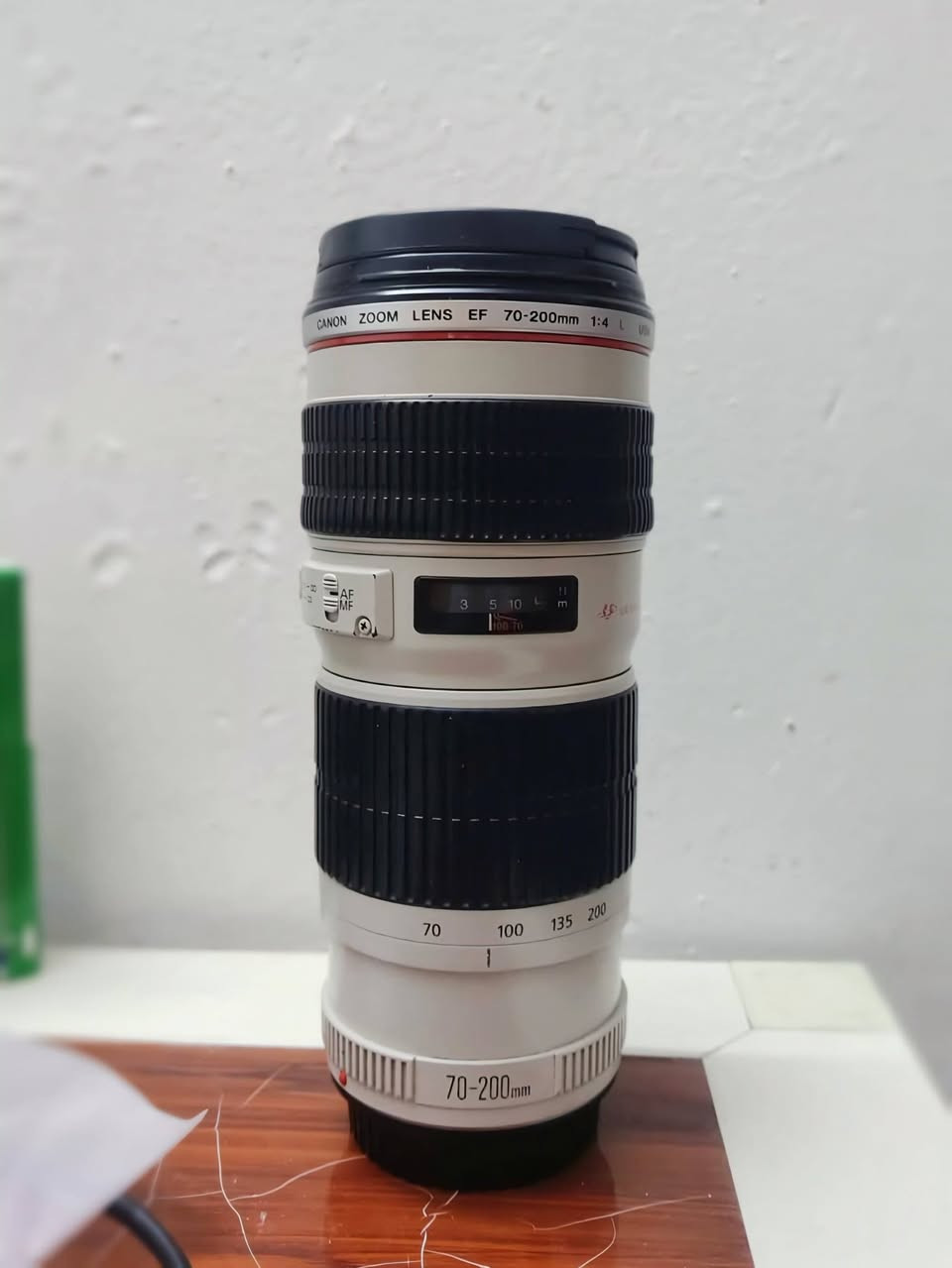 📸 للبيع: عدسة الكبار Canon EF 70-200mm f/4L USM (الفاخرة) مع فلتر متغير احترافي 📸
​عشاق التصوير الفوتوغرافي والفيديو والبورتريه، متوفر الآن عدسة الزووم الاحترافية الغنية عن التعريف من الفئة الفاخرة (L-Series) من كانون، مع فلتر متغير مجاني لتجربة تصوير متكاملة في مختلف ظروف الإضاءة.
​✨ مواصفات ومميزات العدسة:
​الموديل: Canon EF 70-200mm f/4L USM.
​الخط الأحمر (L): جودة تصنيع فائقة ومقاومة لظروف الطقس، مع حدة ألوان ونقاء عالي جداً في الصورة.
​الفوكس: سريع جداً وصامت بفضل محرك الـ USM (Ultrasonic).
​الاستخدام: مثالية جداً لتصوير البورتريه، الرياضة، الحياة البرية، وتغطية المناسبات والمهرجانات.
​➕ الملحقات الإضافية المتضمنة:
​فلتر متغير (Variable ND Filter): فلتر احترافي بمقبضين أحمر للتحكم السلس بدرجة العزل والضوء، ممتاز جداً لتصوير الفيديو في الإضاءة القوية والشمس.
​الهود الأصلي (Lens Hood): موديل ET-74 لحماية العدسة ومنع توهج الضوء الزائد.
​طوق الترايبود (Tripod Mount Ring): لتثبيت العدسة بشكل متزن ومريح على الحامل الثنائي أو المونوبرود.
​الأغطية الأمامية والخلفية الأصلية لحماية العدسة.
سعر 450 الف


**إذا كنت صاحب هذا الإعلان وتريد حذفه لأي سبب، رجاءا أرسل رسالة إلى الدعم الفني**