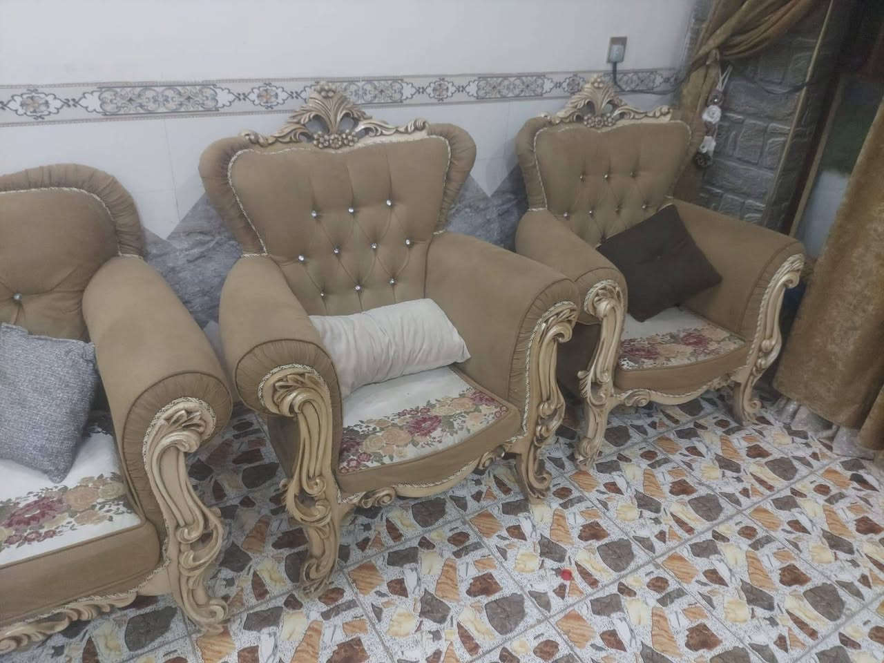 سلام عليكم تخم للبيع رئاسي مستخدم نضيف جدا عشر مقاعد سعره 550وبيه مجال  ***********
