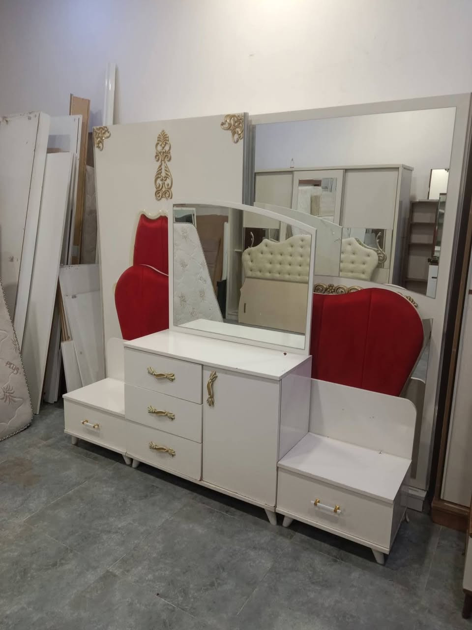 غرفة نوم 5 قطع 350 مع نقل وشد واصل داخل اربيل فقط للتواصل ***********
