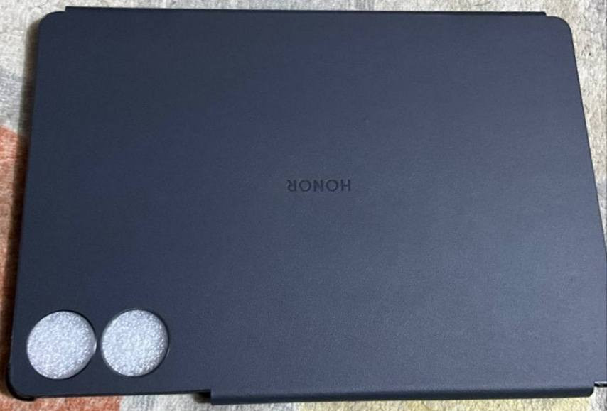 آيباد Honor Pad 9v
جديد وغير مفتوح ابدا للبيع 

-الذاكرة الرئيسية 256 جيجابايت 

- الذاكرة العشوائية 12 جيجابايت.

- شاشة نوع IPS LCD، تدعم مليار لون، معدل تحديث 144 هرتز، تدعم HDR، سطوع نموذجي 500 شمعة

- الحجم: 11.5 إنج

- الدقة: 2800 × 1840 بكسل

- نظام التشغيل: أندرويد 15، بواجهة MagicOS 9

- المعالج (الشرائح):

- النوع: MediaTek Dimensity 8350 (تقنية تصنيع 4 نانومتر)

- وحدة المعالجة المركزية: ثماني النواة

- 1 نواة Cortex-A715 بسرعة 3.35 جيجاهرتز

- 3 أنوية Cortex-A715 بسرعة 3.20 جيجاهرتز

- 4 أنوية Cortex-A510 بسرعة 2.20 جيجاهرتز

- معالج الرسوميات: Mali-G615 MC6

- الكاميرا الخلفية: عدسة واحدة بدقة 13 ميجابكسل، بفتحة عدسة f/2.0 (زاوية عريضة)، تركيز تلقائي

- الفلاش: فلاش LED

- الفيديو:

- 4K بمعدل 30 إطار/ثانية

- 1080p بمعدل 30 إطار/ثانية

- الكاميرا الأمامية: عدسة واحدة بدقة 8 ميجابكسل، f/2.0 (زاوية عريضة)

- الفيديو: 1080p بمعدل 30 إطار/ثانية

- السماعات: مزودة بـ 8 سماعات ستيريو

- صوت عالي الدقة Hi-Res 24-بت / 192 كيلوهرتز

- دعم IMAX Enhanced

- Wi-Fi: Wi-Fi 802.11 a/b/g/n/ac/6، مزدوج النطاق، يدعم Wi-Fi Direct

- البلوتوث: إصدار 5.2، يدعم A2DP، LE، aptX HD

- بطارية من نوع ليثيوم أيون (Li-Ion) + سيليكون (Si/C) بسعة 10100 مللي أمبير

- الشحن السلكي: 35 واط

- الأبعاد: 259.1 × 176.1 × 6.1 ملم

- الوزن: 475 غرام

السعر :600 الف
المكان :النجف الاشرف


**إذا كنت صاحب هذا الإعلان وتريد حذفه لأي سبب، رجاءا أرسل رسالة إلى الدعم الفني**