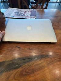 ماك بوك اير • إنتل i5 • ٤جيجا رام ٦٤جيجا SSD