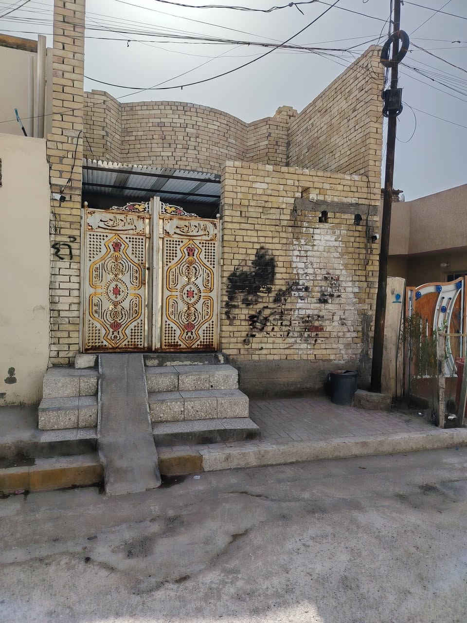 سلام عليكم بيت ١٠٠ متر للبيع حي الكوفه قرب دلاليه السيد ثاني فرع خلف الصيدليه السعر الاتصال او المراسله على الواتساب رقم الهاتف ***********
