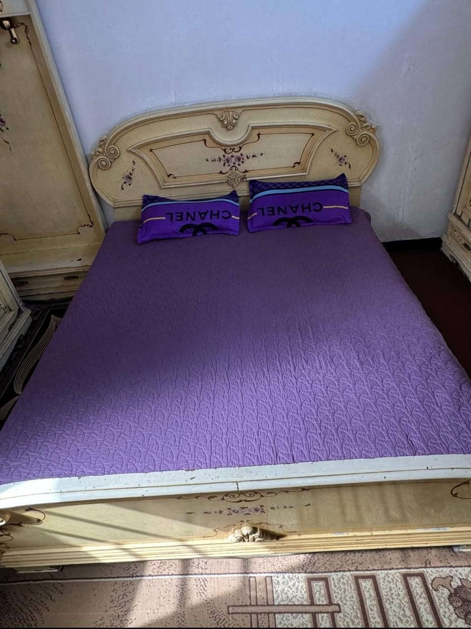 غرفة شغل عراقي خشب تكمه سبع قطع عايزه بس صبغ ويدات جرارت بيها ٢٢ جراره مكاني الشرطه الخامسه مال البياع السعر مليون وبيه مجال بصيط الاتصال على رقم الموبايل  *********** بي وتساب
