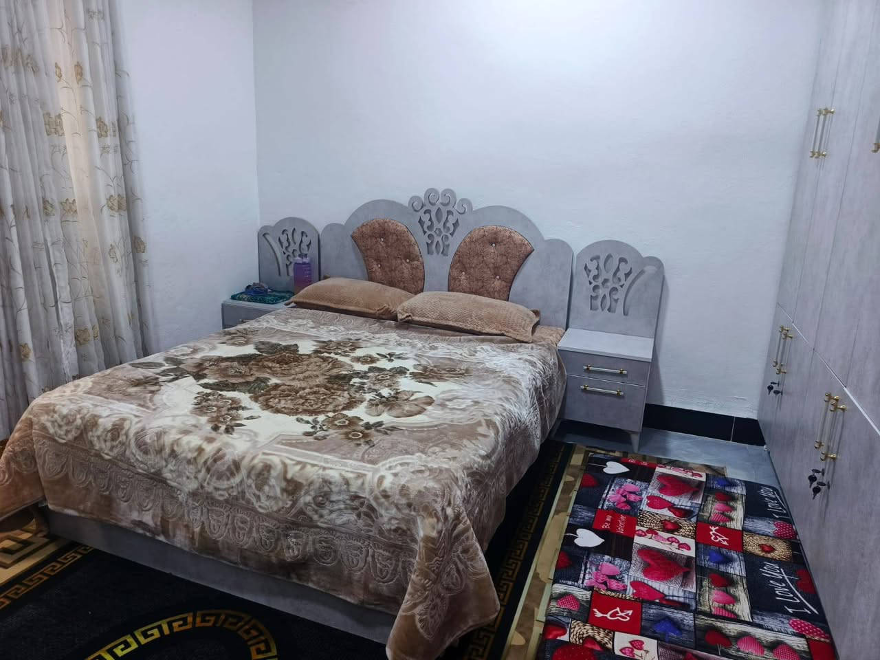 غرفه اخشاب للبيع اي عيب ما بيها جديده مستخدمه شيء قليل السعر 600 بيها مجال شيء قليل عنوان كركوك الاتصال على الرقم ***********
