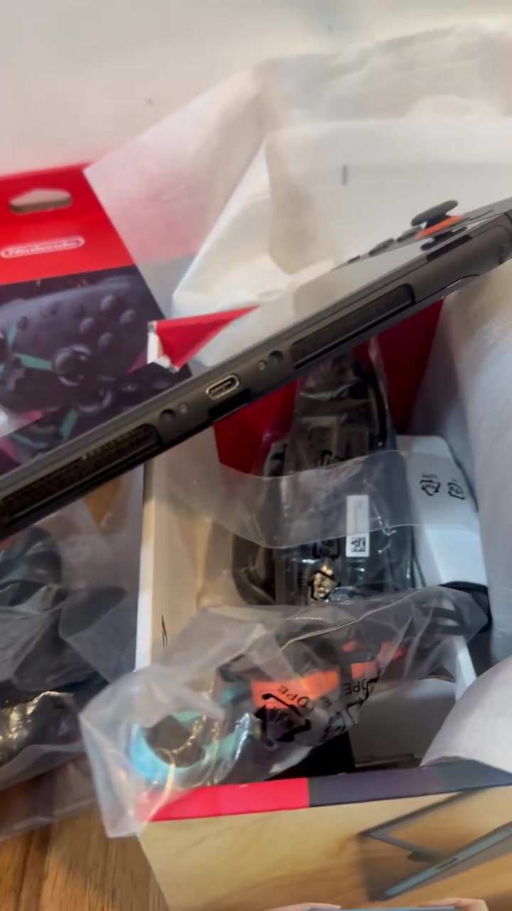 سلام عليكم شباب للبيع Nintendo Switch 2 جهاز غني عن التعريف استعمال قيليل جداً نظافه فول لا شخط لا ضربه ابد نظيف فوك ما تصور اخو الجديد غراضه كله الاصليه مال كارتونه بعدهن بل چيس مالتهن النظافه كلش عاليه  
+جوستك اصلي + لعبتين فيفا26 و ماريو سسب البيع عدم التفرغ اله 675 الف للتوصل خاص او ***********
