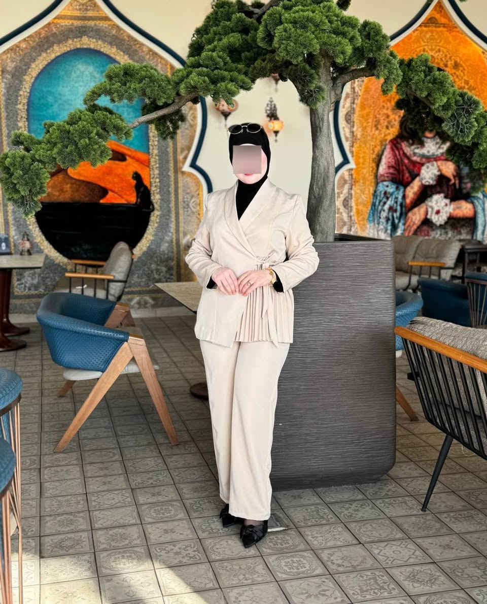 طقم  ترند رسمي كوالتي عالي 

قماش دابل تركي مبطن + ستراس 

قياس 48/46/44/42/40/38/

#سعر 35 الف فقط

للحجز واستفسار مراسلتنا على الخاص 

او واتساب ***********
