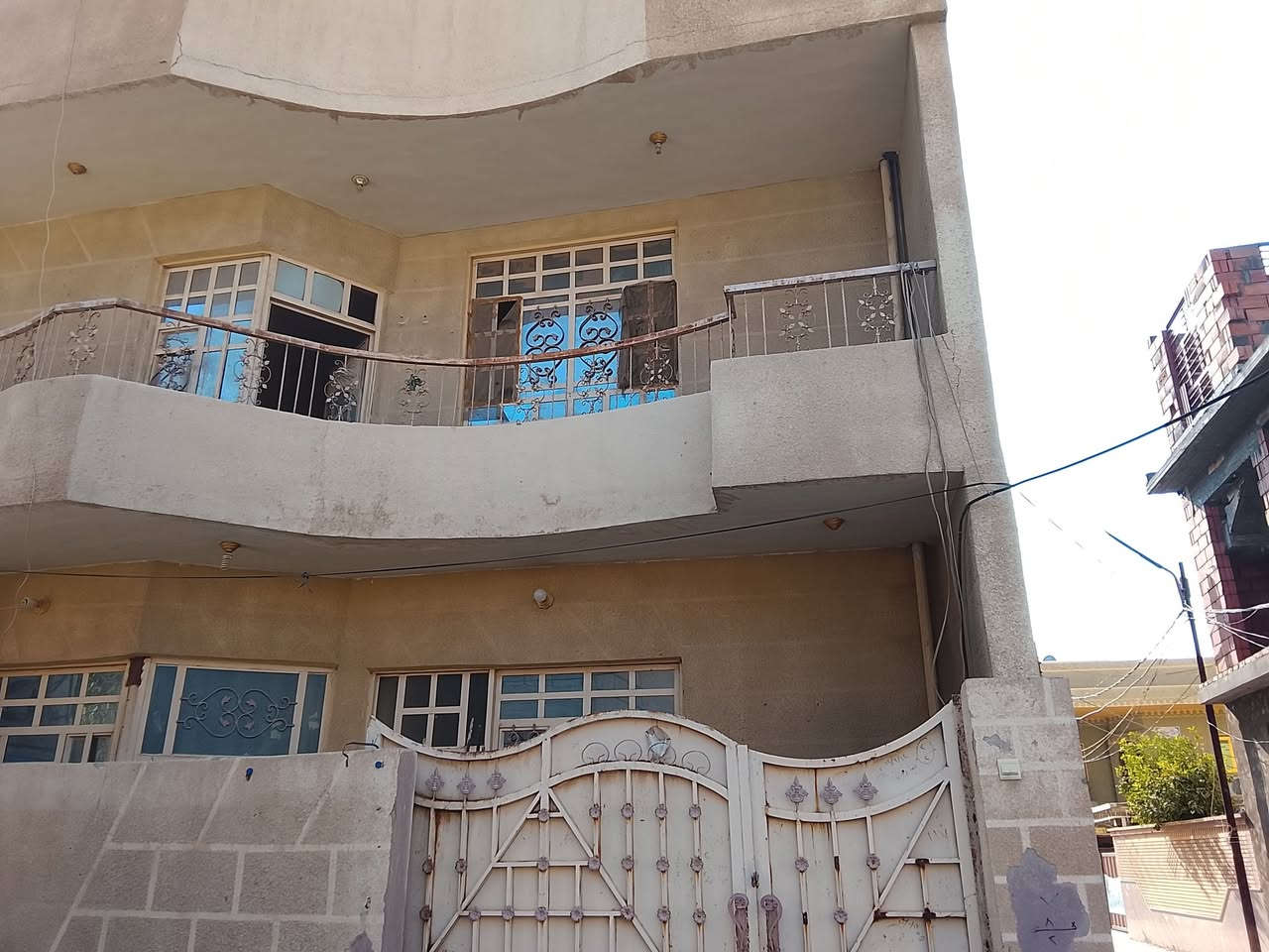 السلام عليكم 
مشتمل طابق ثاني حديث  للإيجار بداية الفرع المقابل لمركز شرطة الهويدر يتكون من غرفتين نوم وصاله أو مطبخ وصحيات ودرج داخلي للخروج
للإستفسار الإتصال علئ رقم أبو أحمد ***********
