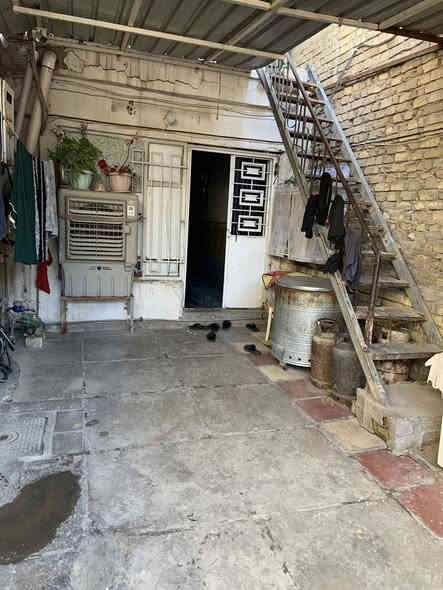 السلام عليكم الدار للبيع  بغداد الجديدة شارع دكتور فاضل قرب سوق الشعبي البيت عل شارع العام موقع كلش حلو المساحه ٨٤ متر واجهة ٤ اله نزاله ٢٣ بناء قديم ***********
