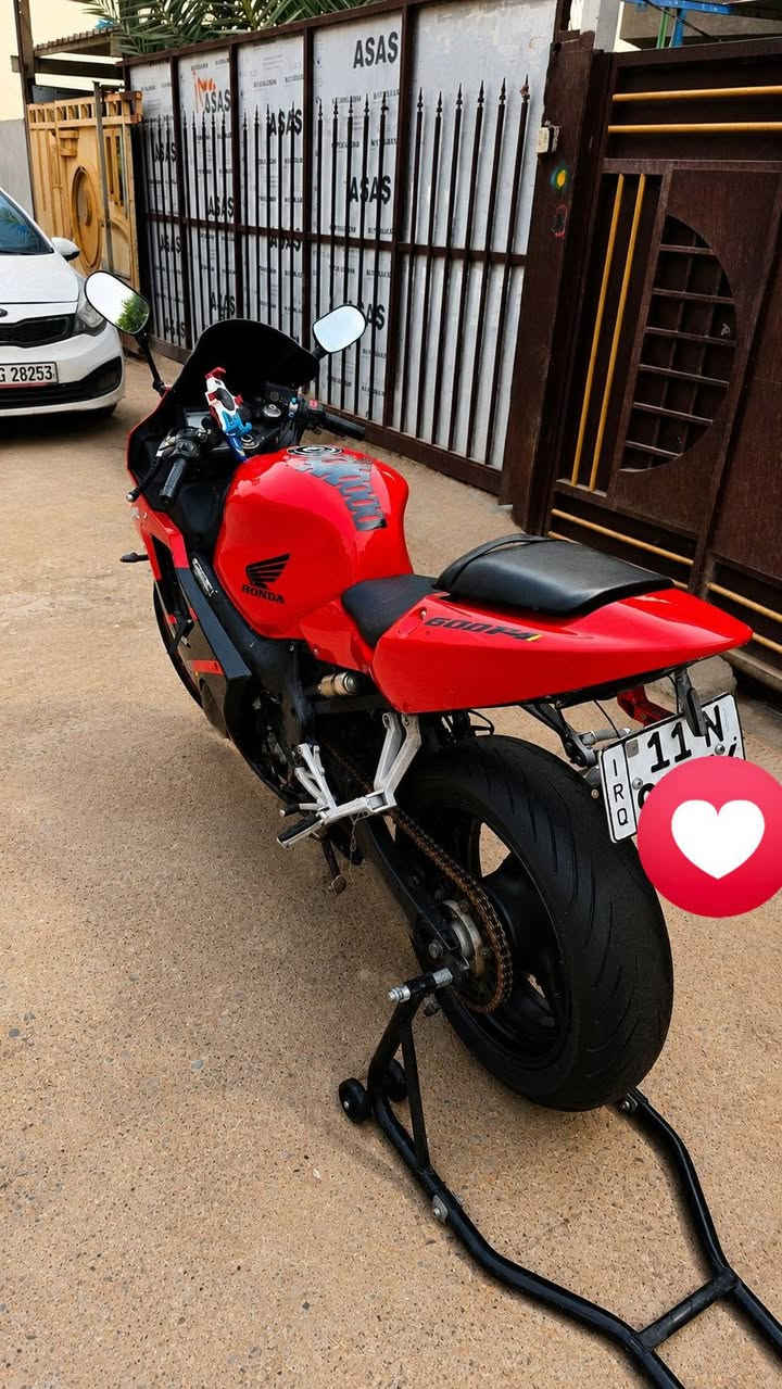 السلام عليكم 
Honda cbr f4i 2004 
مرقم بغداد باسمي هزة جديدة  تحويل ثاني يوم 
بلكات تخم جدد وكذالك نوزلات وتنظيف كامل لغرفة الاحتراق بقشور جوز الهند ، دهن مووتل وماشية ٣٢ الف واستعمال كلش قليل 
من الاخير الدراجة مكفولة كفاله عامة 
السعر المطلوب ٣٥ ورقة قفل


**إذا كنت صاحب هذا الإعلان وتريد حذفه لأي سبب، رجاءا أرسل رسالة إلى الدعم الفني**