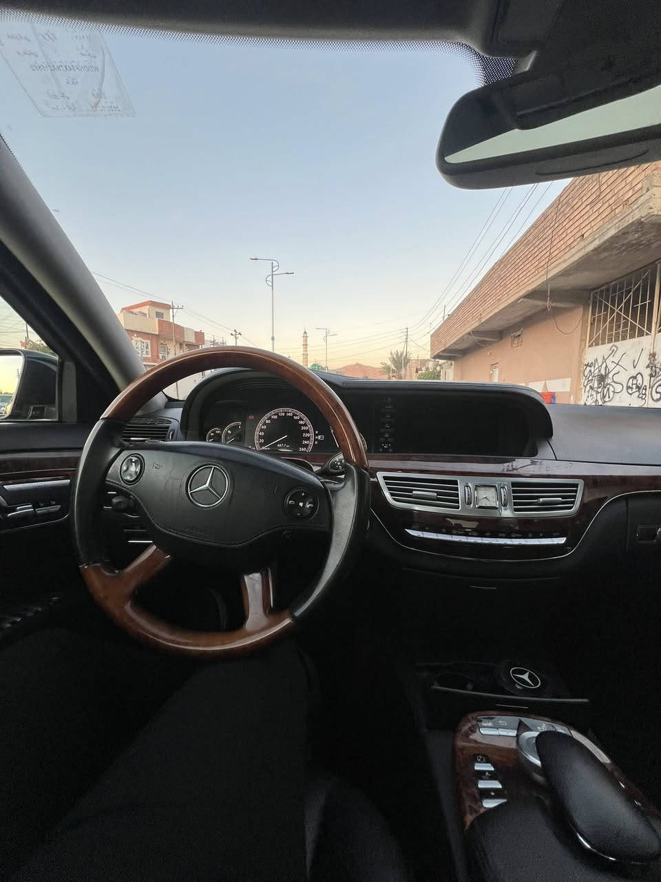 ﷽

السلام عليكم 
S_Class 
موديل 2008. 350s
العداد : 143 الف كم 
لون السيارة : نيلي 

السيارة وارد خليجي… فقط بي قطعتين كلير 
جديدة جدا 

مواصفات 
الكاميرا الخلفية .سقف بانورامي .التحكم على المنحدرات .
تدفئة المقاعد .تبريد المقاعد .فتحة السقف .بصمة .مراقبة نقطة العميا . التحكم التلقائي في درجة الحرارة . أبواب وصندوق شفط . لايتات زينون . خمسة برادات كهربائية .باب طويل فول موصفات .
حساسات امامي خلفي .  12 ايرباك  .ستيرن كهرباء 
سستم صوت هارمن كاردن . 

بشرط 
السيارة مرقم كركوك كامل قرار 48

السعر 150$ بي مجال 
رقم ***********
