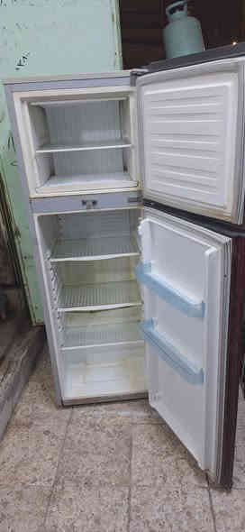 العمارة حي المعلمين القديم
كلهن شغالات *********** 
٣ ثلاجات حجم ١٨ سعر الوحده ١٥٠ واكو وحده وسط حجم ١٢ لونها حمرة ب ١٠٠ سعرها ،ومجمده حجم ١٠ سعرها ب ١١٠
