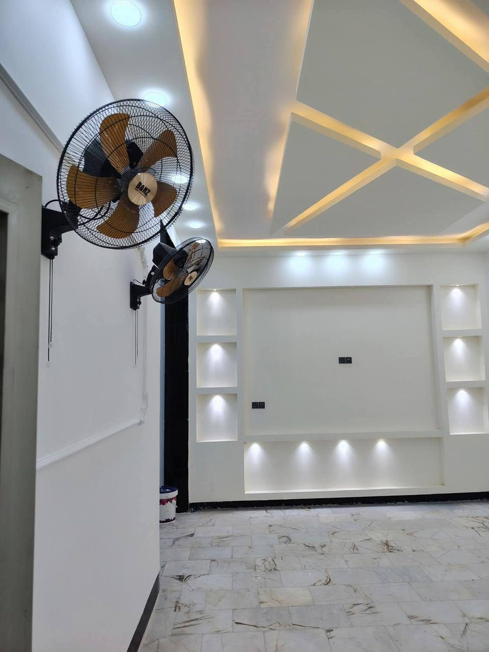 سلام عليكم ورحمة الله بيت طابقين 112 متر
مقابل مستشفى الكفيل 
العنوان حي الفتح خلف تجاري مباشر سند ٢٥ كامل خدمات ماء مجاري كهرباء وتبليط تحويل بسمك وقرار محكمه

البناء طابوك جمهوري درجه اولى
ديكورات مغربيه ارضيه مرمر واجه ملكيه

البناء فول بس جيب ملابسك وكعد

تفاصيل البيت

استقبال وصاله ومطبخ وصحيات داخليه وخارجيه ومنور

الطابق الأول
٣ غرف نوم وصاله وصحيات وسطحين

الاستفسار ***********
***********

بسعر مغري بلاش
