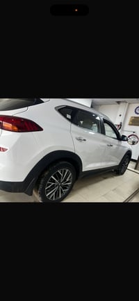 توسان 2020 بيها شخط  بيها ظربه شبر على طول سياره وسونار هذا. اليوم اخذ...