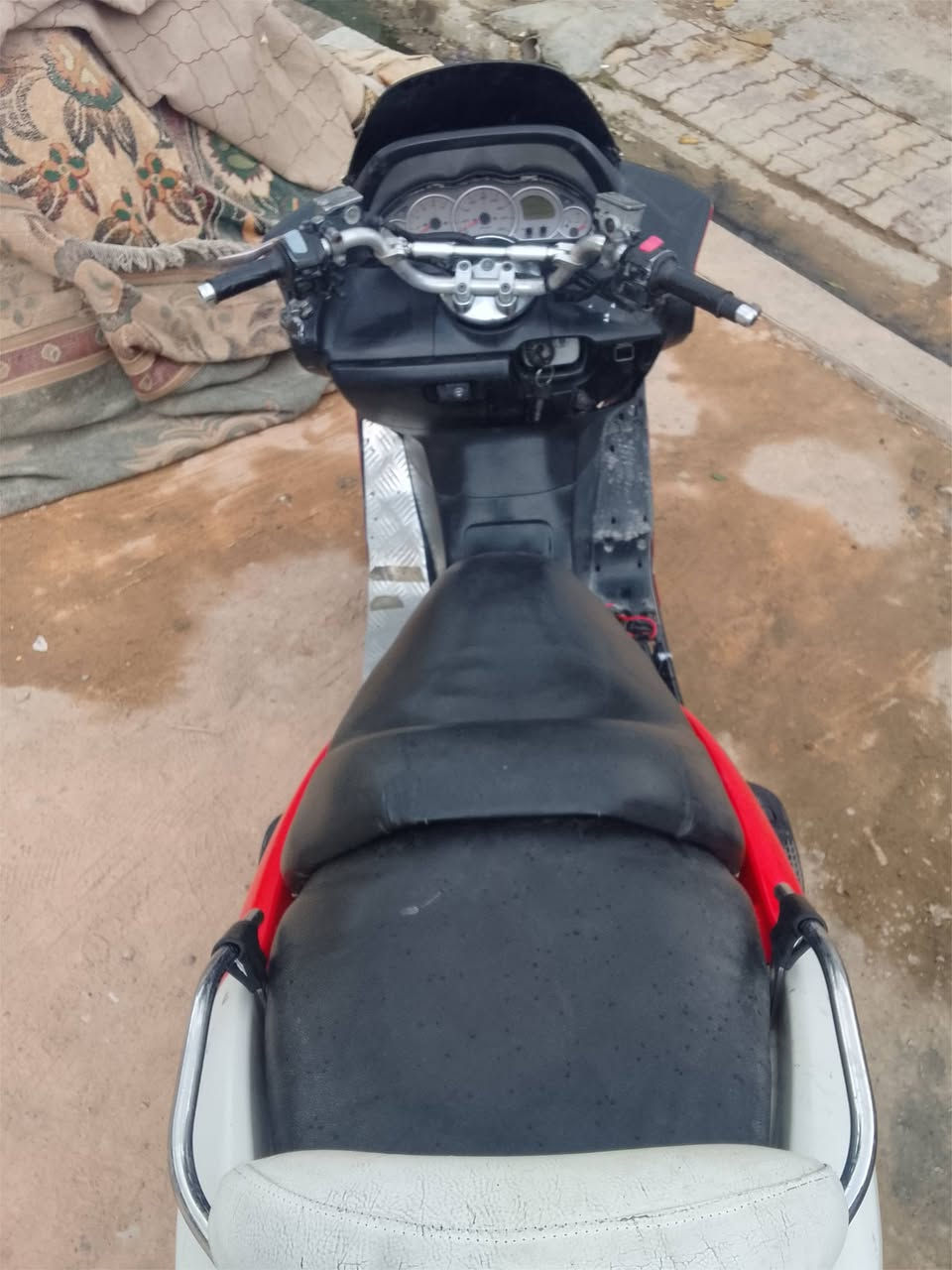 السلام عليكم دراجه ماجسته دبل رون دراجه خير من الله كهربائيات كلها شغاله بس دكمت الهورن مكسوره مكينه مكفوله من الصوت والتبخير الدراجه نكره ابكل وقت التريشه السيره موجوده واليمنه ما موجوده فقط اي نقص غير التريشه مابيه السر 400 الف مكاني بسماية ورقمي ***********
