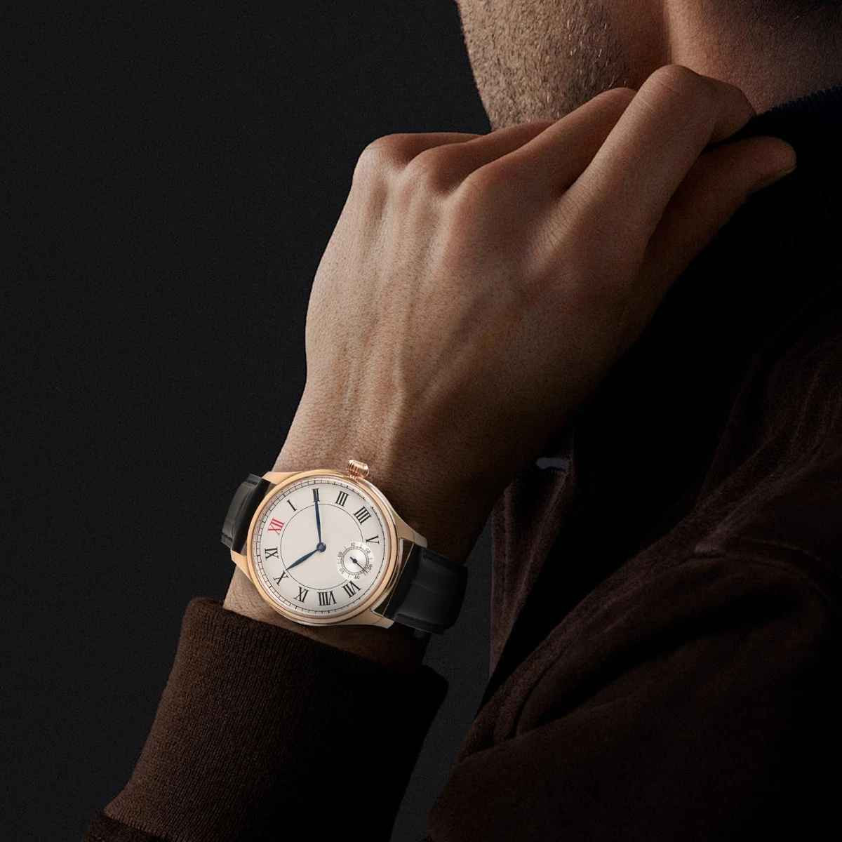 سحر الميكانيكا الكلاسيكية | SEAKOSS Heritage ⌚✨
ساعة ماركة SEAKOSS (تكويك)
تجمع هذه الساعة من Seakoss بين الروح التاريخية لساعات الجيب القديمة والتصميم العصري الأنيق. 
الميناء (Dial): يأتي بلون كريمي هادئ مع أرقام رومانية كلاسيكية، يبرز فيها الرقم XII باللون الأحمر لإعطاء لمسة تميز فريدة.
العقارب: عقارب زرقاء مصقولة (Blued Hands) توفر تبايناً رائعاً وسهولة في القراءة.
الماكنة (Movement): قلب ميكانيكي ينبض بماكنة Manual Wind تعبئة يدوية (تكويك) من طراز ST17، يمكنك الاستمتاع بتفاصيل التروس والحركة من خلال الغطاء الخلفي الشفاف.
الهيكل: مطلي بلون الذهب الوردي (Rose Gold) الذي يضيف فخامة استثنائية، مع تاج "بصلة" (Onion Crown) كلاسيكي.
الميناء الفرعي: عداد ثوانٍ مستقل عند الساعة 6، لإضافة عمق وتفاصيل ميكانيكية دقيقة.
ساعة تعكس الذوق الرفيع وتثبت أن الجمال يكمن في التفاصيل الميكانيكية البسيطة. 🌹🖤
(الصور خاصة بالساعة نفسها اني مصورها)
#Seakoss #Watches #ManualWind #Horology #ClassicStyle 
#ساعة_ميكانيكة بغداد, العراق


**إذا كنت صاحب هذا الإعلان وتريد حذفه لأي سبب، رجاءا أرسل رسالة إلى الدعم الفني**