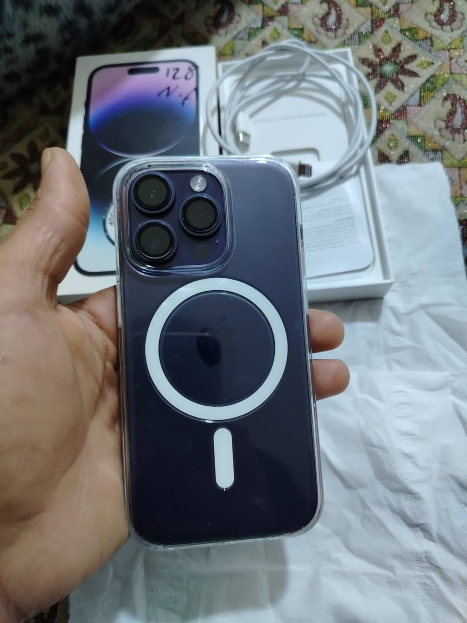 14 برو عادي     استخدامه.  قليل  بطاريته. 87.  كامل ملحقاته. باكيت وكيبل   ونضافه     ب500. و خمسين.   ابد ماناققشك.     بسعر.   ***********. مكاني بغداد
