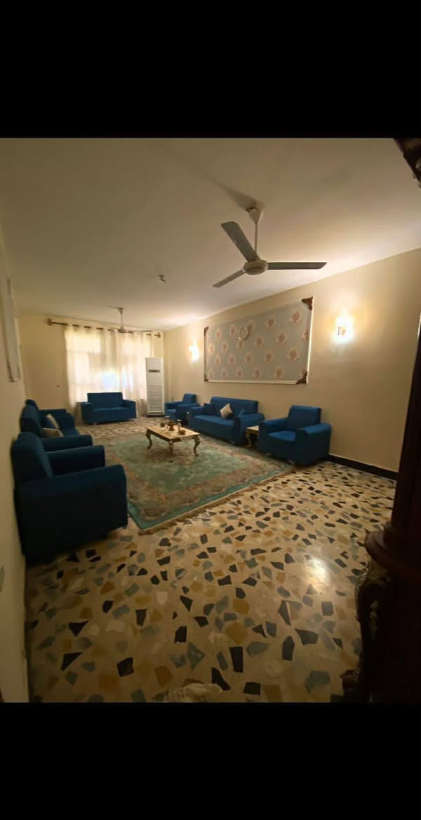 السلام عليكم بيت للبيع
منطقه السريدات القديمه المربع الاول زراعي سند 25
مساحه 330 متر الواجهة 10 والنزال 33 
٥ غرف نوم وصحيات عدد ٤ وصاله الضيوف كلش كبيرة ومطبخ حار وبارد  وكراج 2 سيارة ومنور خلفي حول البيت
للاستفسار
***********
