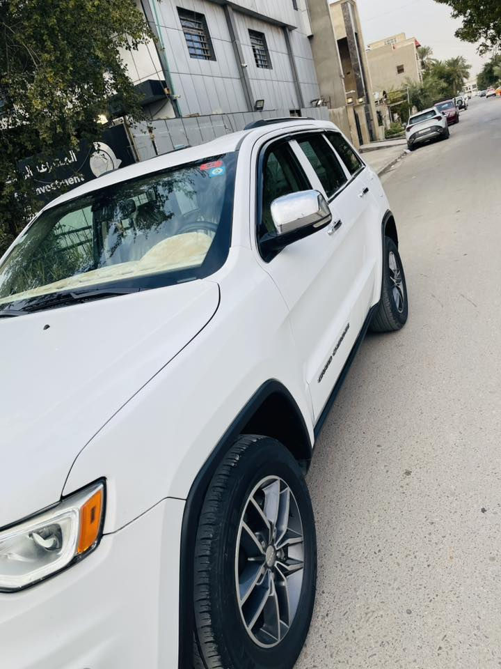 🚗 للبيع: جيب كراند شيروكي 2017
📍 مكان السيارة: بغداد
📞 للتواصل: ***********

📊 المسافة المقطوعة: 120000 مايل
🛠️ المحرك: 6 سلندر – 3600cc

⚙️ المواصفات: فئة Limited 
• فول مواصفات 1/1 
• فتحة سقف بانورامية
• مقاعد كهربائية
• خزن مقاعد
• تدفئة وتبريد للمقاعد
• كرايا كهربائية 
• اشارات بالمرايا
• تبريد منفصل قطعتين 
• كاميرا خلفية 
• شاشة وسطية تدعم apple car و Android auto 
• بصمة تشغيل 
• بصمة أبواب 
• وضعيات قيادة متعددة 
• والعديد من المواصفات الاخرى 

⚠️ أضرار السيارة:
• الأضرار موضحة في السونار
• صورة السونار مرفقة مع الصور 

📌 تفاصيل إضافية:
• رقم السيارة: بغداد الدولي الجديد
• باسم المالك – تحويل مباشر
• لون السيارة: أبيض
• السيارة جاهزة بدون أي نواقص
