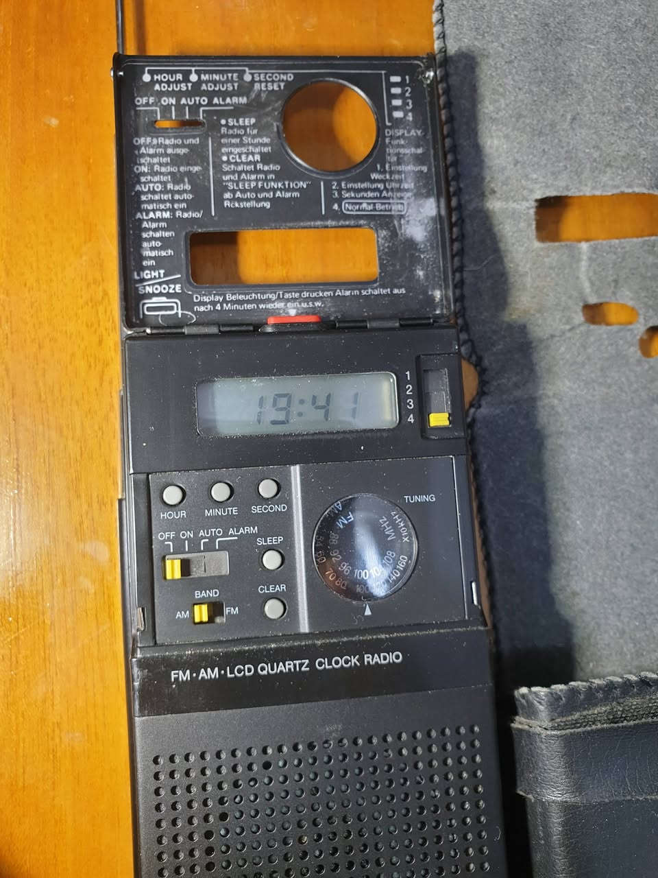 هذا الجهاز هو راديو ترانزستور وساعة منبه محمولة كلاسيكية من إنتاج شركة توشيبا (Toshiba)، ويُعرف بالتحديد بموديل Toshiba RC-1790.
قبل لا تقرأ وتعب نفسك السعر 165
.....       .......     ......      .....
فيما يلي المواصفات والميزات الرئيسية لهذا الجهاز بناءً على تصميمه:

الوظيفة الأساسية: يعمل كجهاز راديو (AM/FM) وساعة رقمية مع منبه. [1]

نطاقات الراديو: يدعم موجات FM (بين 88-108 ميجاهرتز) وموجات AM (بين 540-1600 كيلوهرتز)، ويتم التحكم في التردد عبر قرص دائري في واجهة الجهاز.

الشاشة: شاشة LCD رقمية تعرض الوقت بوضوح، مع مفتاح جانبي للتبديل بين أوضاع التشغيل (إيقاف، تشغيل، تشغيل تلقائي "AUTO" للمنبه، والمنبه "ALARM").

الهوائي: مزود بهوائي معدني تلسكوبي قابل للسحب لتحسين استقبال إشارة الراديو. [1]

التصميم: يتميز بحجم صغير مناسب للجيب أو السفر، ويأتي عادة مع حافظة جلدية سوداء (كما يظهر في الصورة) لحمايته.

سنة الصنع: هذا الموديل يعود لفترة الثمانينيات (حوالي عام 1981) وصُنع في اليابان.

هذا الجهاز هو راديو ترانزستور وساعة منبه محمولة كلاسيكية من إنتاج شركة توشيبا (Toshiba)، ويُعرف بالتحديد بموديل Toshiba RC-1790.


**إذا كنت صاحب هذا الإعلان وتريد حذفه لأي سبب، رجاءا أرسل رسالة إلى الدعم الفني**