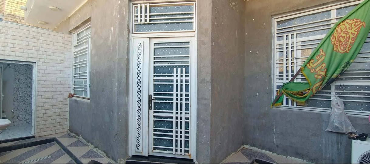 بيت 200مطلوب اسكان 65 مليون سعره الكلي 180مليون ينكطعن ل 65 من 180 تدفعهن كل شهر 330الف الباقي تدفع بيد ابو البيت115 مليون معه المجال  طابو بحي الصحفيين مساحته  100متر حديقه فضله استقبال 7.5*4 صاله 5.5*4.5 صاله ثانيه مدمجه مع المطبخ البارد 9*4مطبخ حار غرفة نوم 6*4 غرفة نوم 5*4 صحيات داخليه وخارجيه صطح اشتايكر شبابيك الغرف مطلات عله الحديقهماي وماجري وكهرباء المحوله بالبابشارعه 15مكدامه شاره وخلف البيت شارع كل واحد 15متروماكدامه بيت لان الشارع صاير حرفTالحديقه بالوجه الثاني لان البيت اله وجهين تريد عقارك ينباع بسرعه ماعليك بس تراسلنه والباقي علينه *********** وتساب
