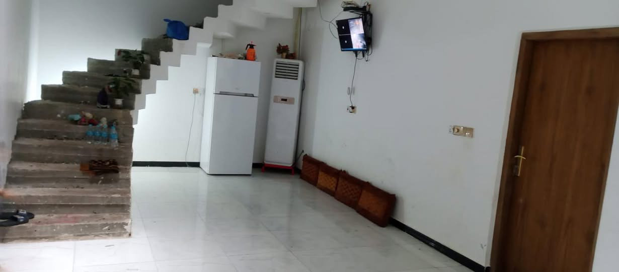 طابو صرف عرصه يتحول مباشره بااسم المشتري البناء قبل ٣ سنوات بناء بلوك مساحه الارض ميتين متر طابق واحد غرفتين منام غرفه بيهه حمام العنوان بصره طريق الوسطي مجمعات يمه ومستوصف مدارس شارع تبليط مصرف الدم يمه  الي يحب تفاقيل اكثر يتواصل على هاذا الرقم  ***********
