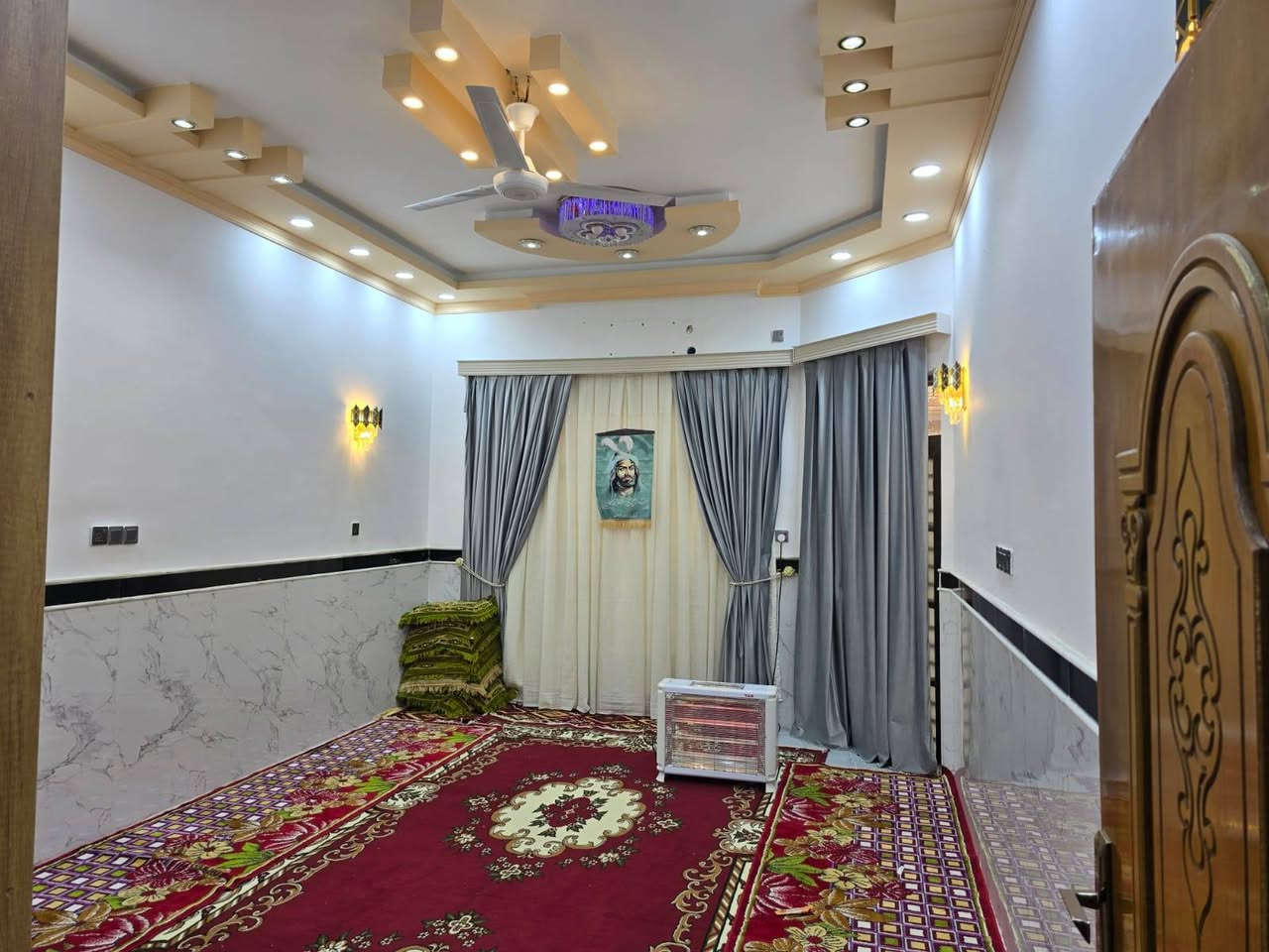 سلام عليكم يتوفر لدى مكتب عقارات الماجدي بيت للبيع المساحه 210 م طابو زاعي سند 25 العنوان دور النفط حي الحريه كامل الخدمات تبليط مجاري ارسفه كهرباء البيت بناء جديد وحديث الاستفسار *********** ابو ريحانه
