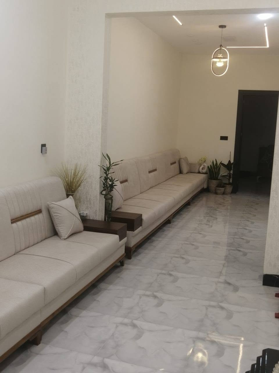 للبيع. 
دار حي البلديات .
المساحه ١٠٠ متر طابقين بناء حديث واجهة ٥ متر والعمق ٢٠ متر .
قريب عن مدرسه النضال. 
بناء ٢٠٢٦ .
يحتوي على ٣ غرف نوم وهولين واستقبال مع باقي المشتملات. 
شارع الدار صبه واتجاه غروب. 
سند طابو الزهور ومكاتبه مع الشرعي مباشر. 
لمزيد من المعلومات والسعر الرجاء الاتصال على أرقام المكتب لطفا 
***********
***********
***********
او مراجعة المكتب في حي النور بعد دورة زيناوه بأتجاة دانيه ماركت مقابل صيدليه الكوثر.
