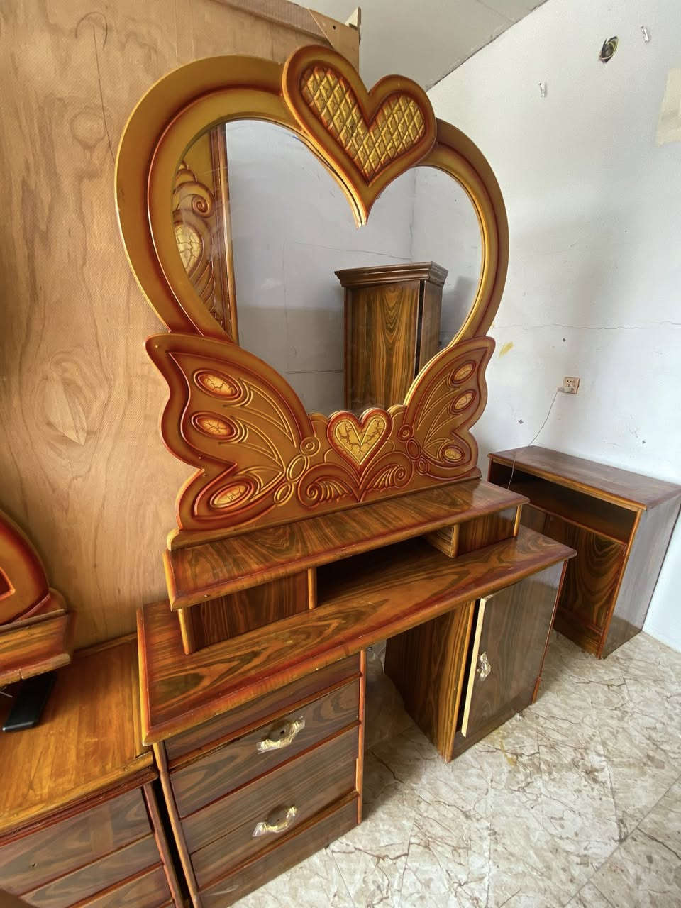 السلام وعليكم غرفه فراشه البيع السعر450بغداد منطقت ابو غريب***********
