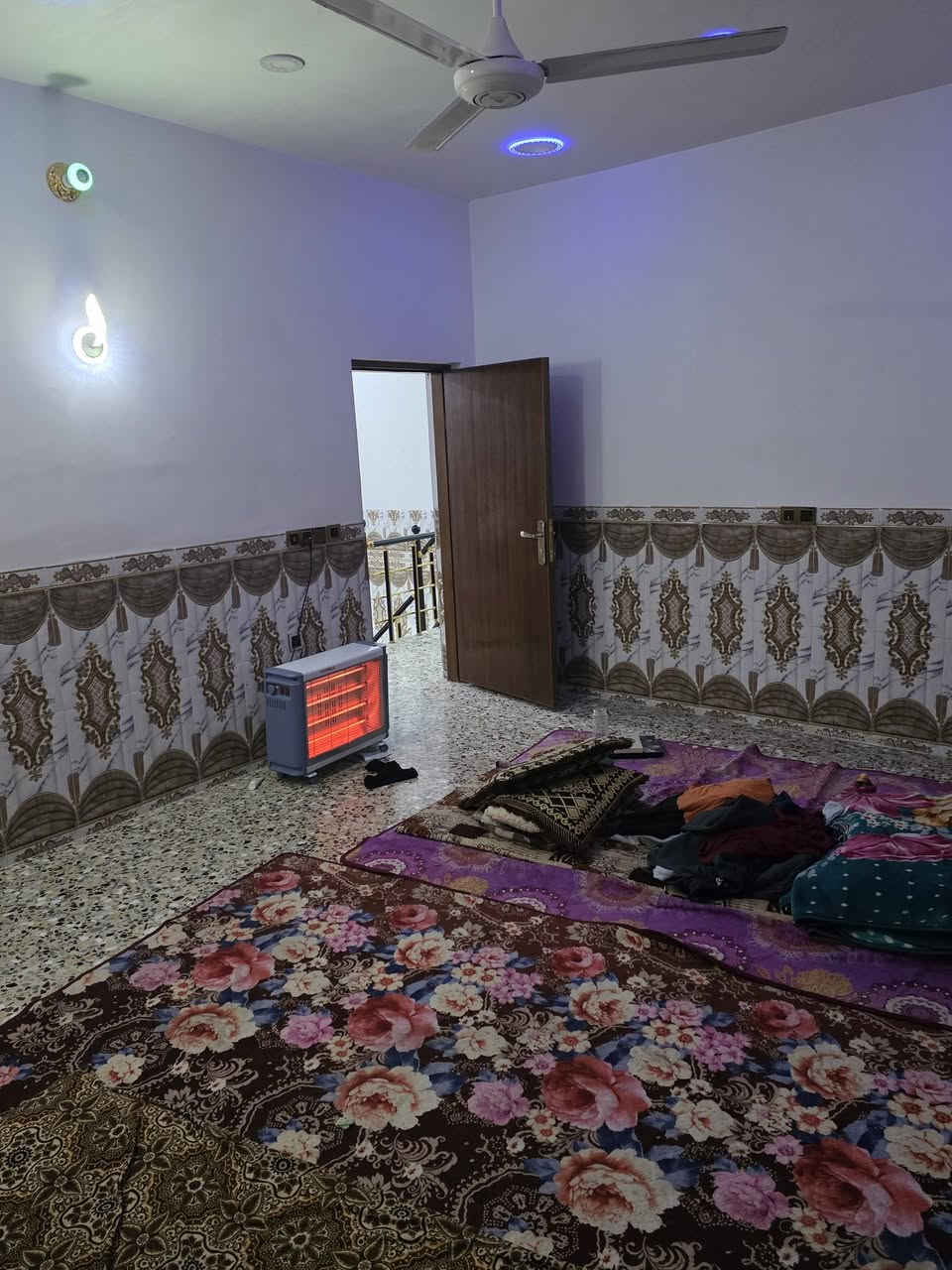 السلام عليكم ورحمة الله وبركاته🫱🏽‍🫲🏻 
دار للبيع🏠 المساحه 250م يحتوي الدار على اربع غرف منام 5×4،500
وصاله 7×4ونص 
ومطبخ وحولي وصحيات البيت سيراميك متر و20 (كُل البيت) 
+واجهة الصحيات 
العنوان: بغداد_ طارمية _الشيخ حمد
(نزلة مستوصف الشيخ حمد) 
للاستفسار اكثر الاتصال على الارقام الاتيه 📞📞: 
كورك: ***********
اسيا: ***********
مَكتب ديرتنا للعقار 🏢
