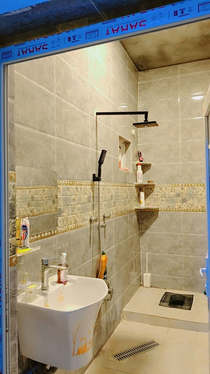 اللهم صلي على محمد وال محمد الطيبين الطاهرين دار للبيع مساحه 250واجه 10يحتوي ع غرفتين وصاله مفتوحه ع مطبخ واستقبال خارجي يحتوي ع مطبخ ومنوروصحيات داخليه و خارجيه وبناءطابوك  ،،طابوزراعي قرب شارع نجمه شارع لحله شارع كشك علاء سعرمع الاثاث 95وبي مجال ***********وتوكلنا ع الله
