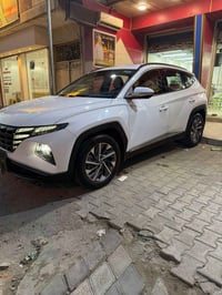 للبيع سيارة توسان 2024 وارد خليجي اللون ابيض رقم بغداد الجديد محرك 200...