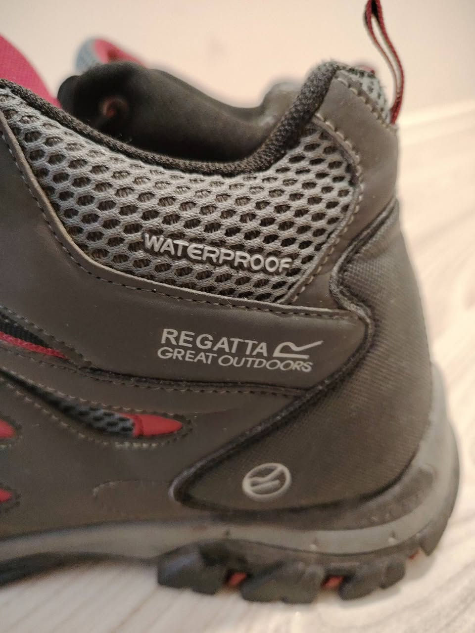 Regeta
العنوان: رفيقك المثالي للمغامرات والهايكنج! 🏔️🥾
​حذاء Regatta Holcombe IEP المصمم خصيصاً ليتحمل أصعب الظروف الجوية والتضاريس الوعرة.
​مقاوم للماء: بفضل تقنية Isotex، يحافظ على جفاف قدميك تماماً في المطر والطين.
​نظام IEP: نعل متطور يوفر ثباتاً فائقاً ويمنع الانزلاق على الصخور والأسطح الرطبة.
​راحة وحماية: حماية إضافية عند الأصابع والكعب لضمان سلامة قدمك أثناء المشي لمسافات طويلة.
​جودة عالية: خامات متينة تدوم طويلاً وتسمح بمرور الهواء.
​المقاسات المتوفرة: [اكتب المقاسات هنا]
السعر: [45000]
للطلب: يرجي ارسل رسالة


**إذا كنت صاحب هذا الإعلان وتريد حذفه لأي سبب، رجاءا أرسل رسالة إلى الدعم الفني**