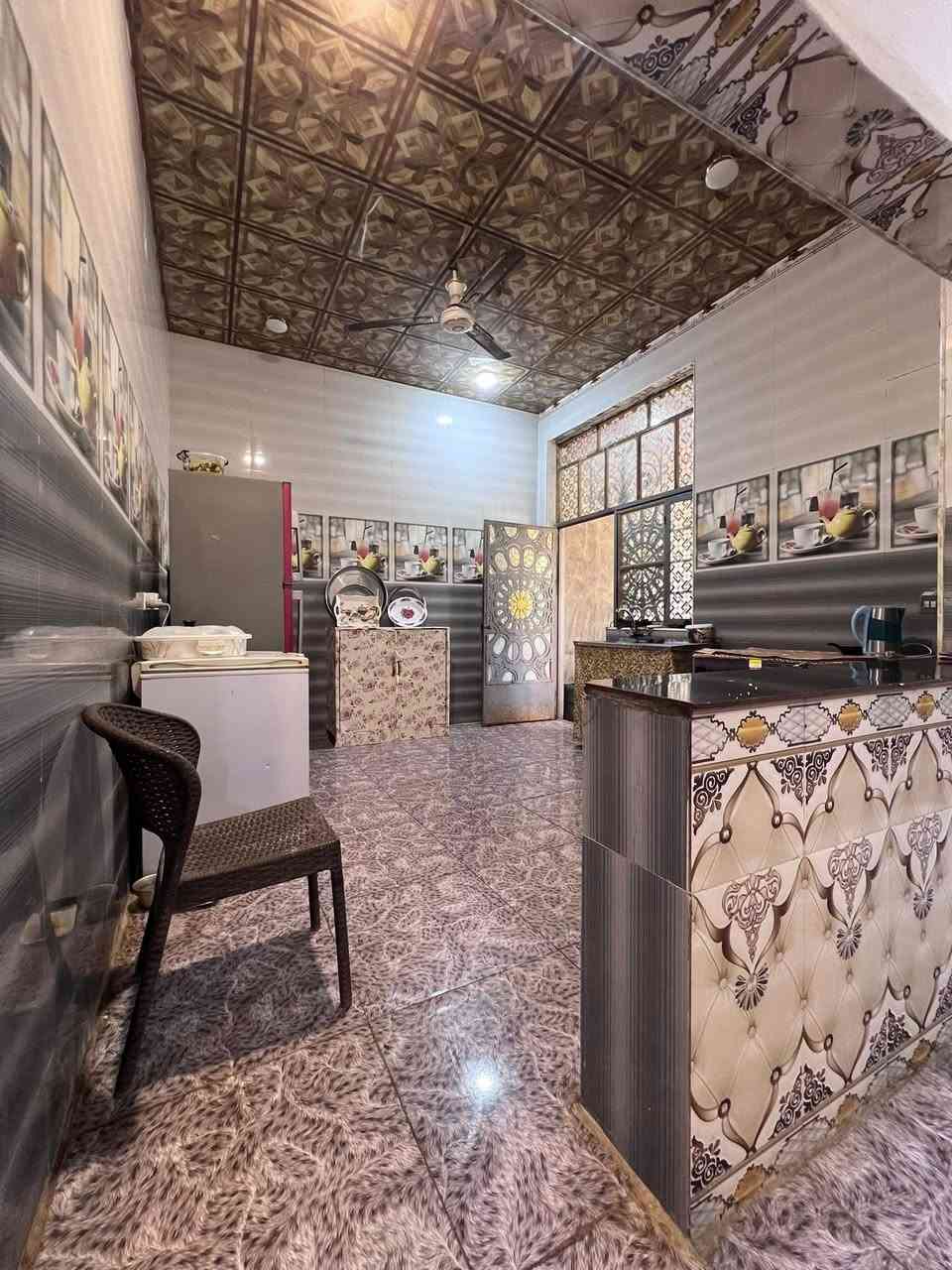 جبتلكم بيت بسعر مناسب وموقع مميز
هذا البيت يمتاز بمساحة 200م
…………
طابو ملك صرف زراعي عراقي نموذج 25
أساس وسقف كونكريت . البناء حديث 
يقع على شارع تبليط 10م 
…………
يقع بمنطقة توجد فيها كافة الخدمات :: 
الماء . الكهرباء . شارع 10م . مستشفى . مدارس 
#يحتوي :: كراج واسع . سقيفة على الكراج . حديقة واسعة 
صحيات خارجية . للبيت ثلاث مداخل ..
مدخل مطبخ . مدخل استقبال . مدخل صالة .
غرفتين منام . درج . منور خارجي للبيت .
…………
#العنوان :: البصرة - إبي الخصيب - العوجة .
البيبان والشبابيك تفصال وشغل مرتب
………… 
#السعر_المطلوب :: 78 مليون وبي مجال بسيط .
#للأستفسار :: ***********
