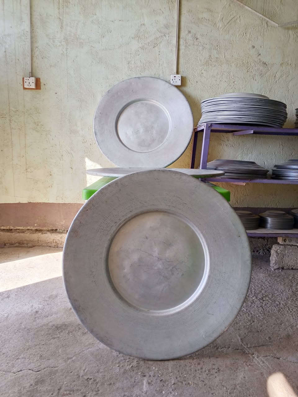 السلام عليكم
للبيع صياني ولائم نضيف جدا للمناسبات الحجم الكبير قياس 90 سم تقريبا.    العدد 40 السعر ،(10.000) للقطعة الواحدة للاستفسار الاتصال ***********
