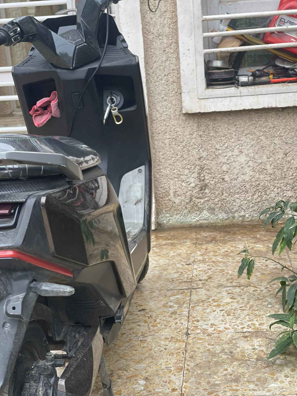 السلام عليكم دراجه شحن كرين للبيع دراجه جديده بس عوزه غسله سرعه 70 ملف 2000 عنوان بغداد الاعضميه للتواصل *********** سعر 650 وبيه مجال للشراي  متوازي عل بيعه علمود هاي عارضه بهاذ سعر
