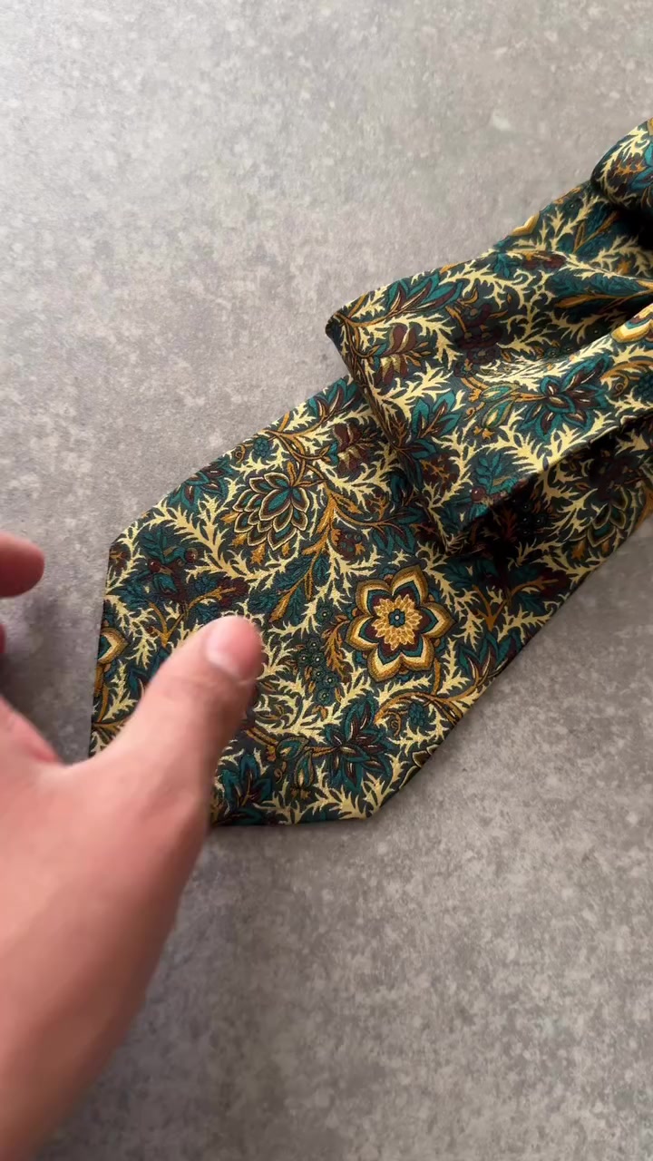 ربطة ايطالي الصنع ( Silk100%)
عرضها : 9.5cm 
السعر : خاص 🚨🚨🚨 
يتوفر ربطات راسلني ويوصلنك 🚨


**إذا كنت صاحب هذا الإعلان وتريد حذفه لأي سبب، رجاءا أرسل رسالة إلى الدعم الفني**