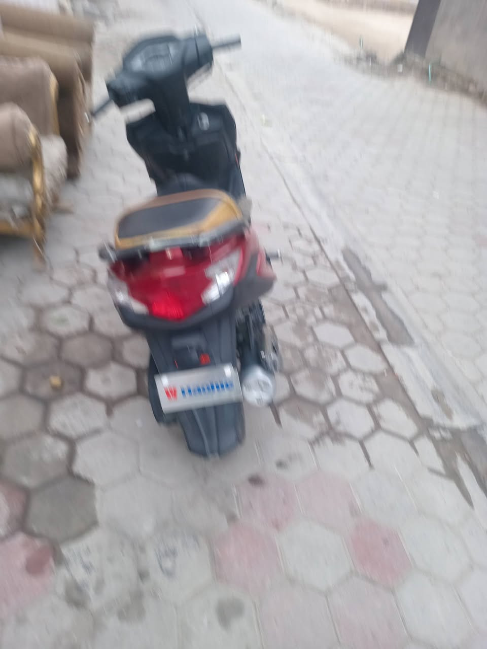 السلام عليكم موتور نظيف موديل 20 رمادي شارع 20 سعر 550  ***********
