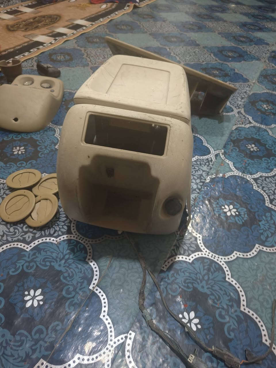 سلام عليكم عدي جكمجه ودكتات دبريد دشبول ودكتات تنته 5 قطع وقبق فيوزات داخليه نفاضات مع كلاصات خلفيه وفرس بين الكشنات وتحكم تبريد خلفي مع اناره مع دكت اناره الوسط  كلش نضيفات سياره 2004

‏‪***********‬‏

