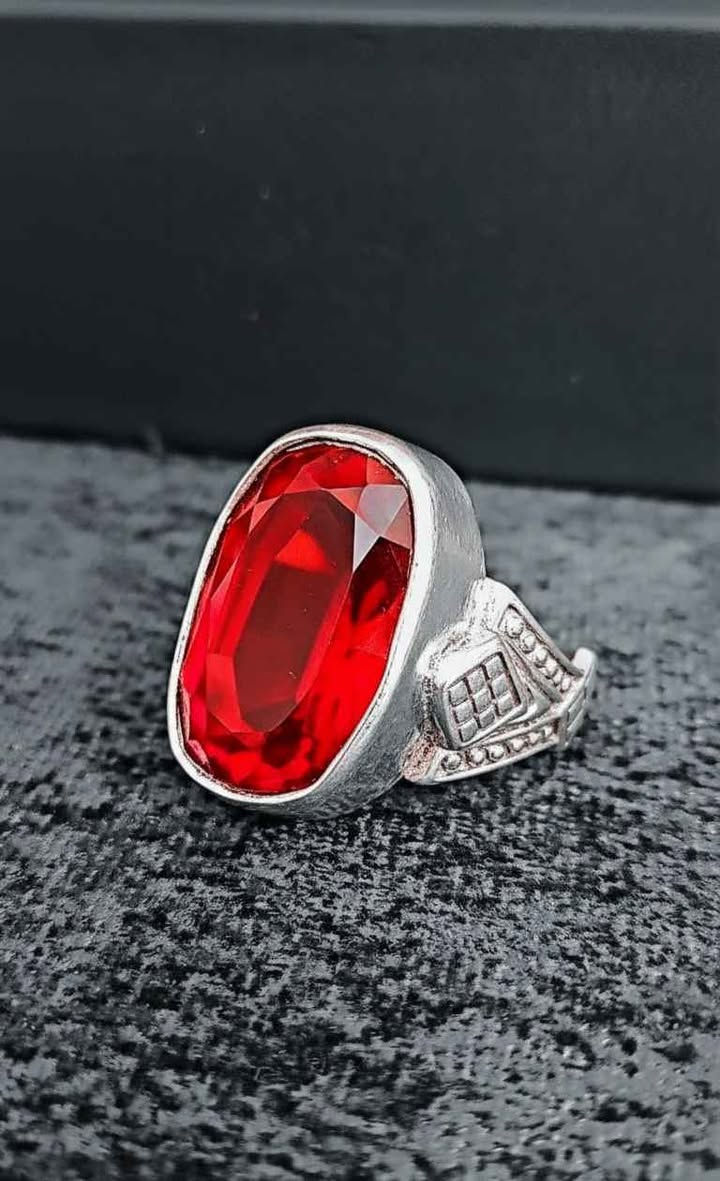 لعشاق الفخامة والقطع الثقيلة.. خاتم ياقوت باريسي (توب نظافة) وشغل عالي العال.
​✅ الحجر: ياقوت باريسي بلمعة ملكية ولون أحمر يخبل.
✅ الصياغة: صياغة يدوية ثقيلة وراقية (شغل ديواني مرتب) صياغة رويال. 
✅ المعدن: فضة عيار 925 مختومة ومضمونة.
✅ الحالة: جديد (قطعة قمة بالنظافة والجمالية).
​💰 السعر: 45 ألف دينار فقط.
​🚚 التوصيل: متوفر خدمة توصيل لجميع محافظات العراق 🇮🇶 (وين ما تكون يوصلك لباب البيت).
​للحجز أو الاستفسار، يرجى مراسلة الخاص أو ترك تعليق وسيتم الرد فوراً. بغداد, العراق


**إذا كنت صاحب هذا الإعلان وتريد حذفه لأي سبب، رجاءا أرسل رسالة إلى الدعم الفني**