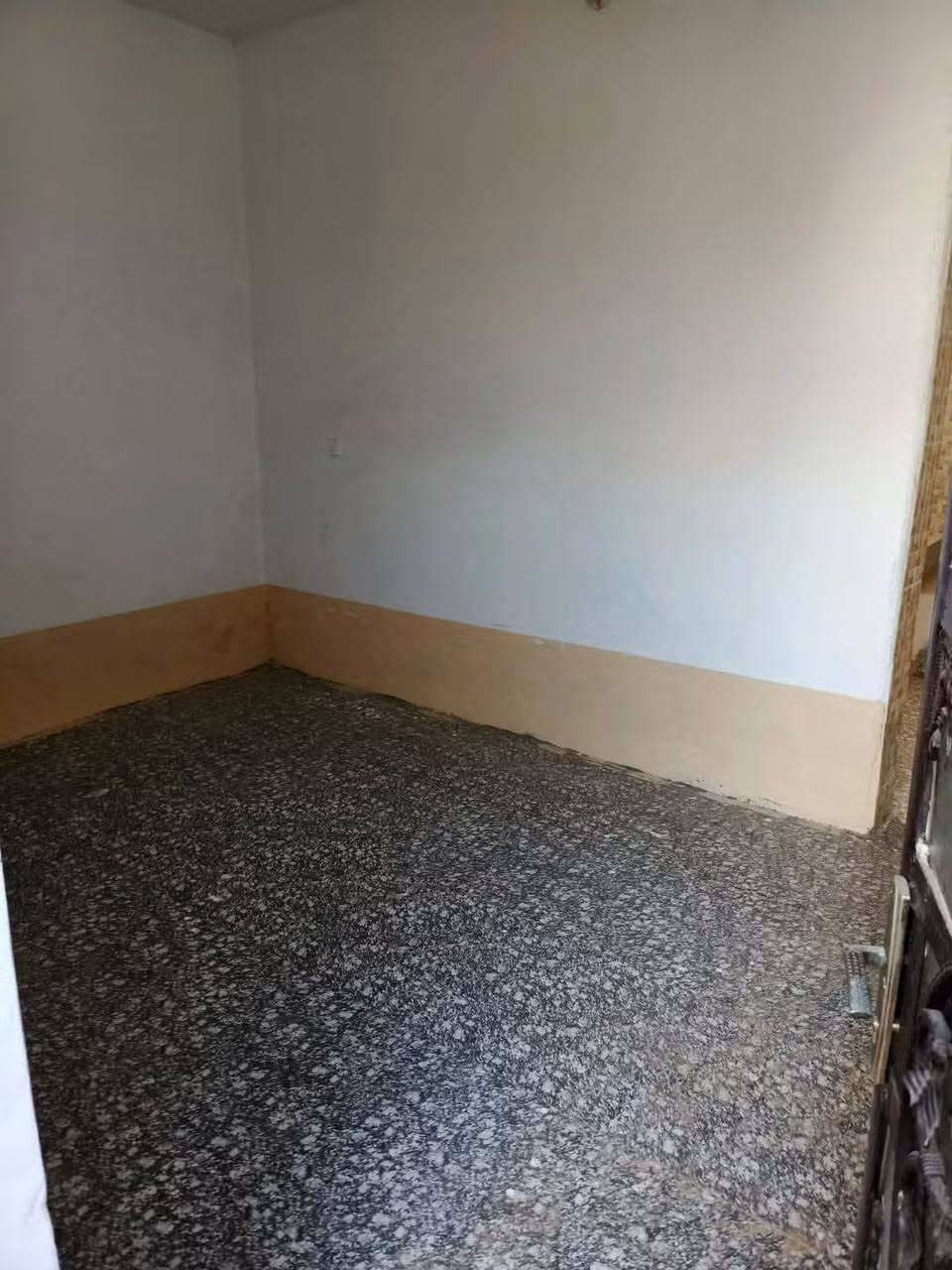 🛑 بيت للايجار في ابي غرق حي المرتضى البو جعلول يبعد مسافه 20متر عن التبليط مساحة 125 متر قيمة الايجار 200الف للاستفسار الاتصال او واتساب او مراسله الصفحة او مراجعة مكتب المنتظر للعقار  ***********

