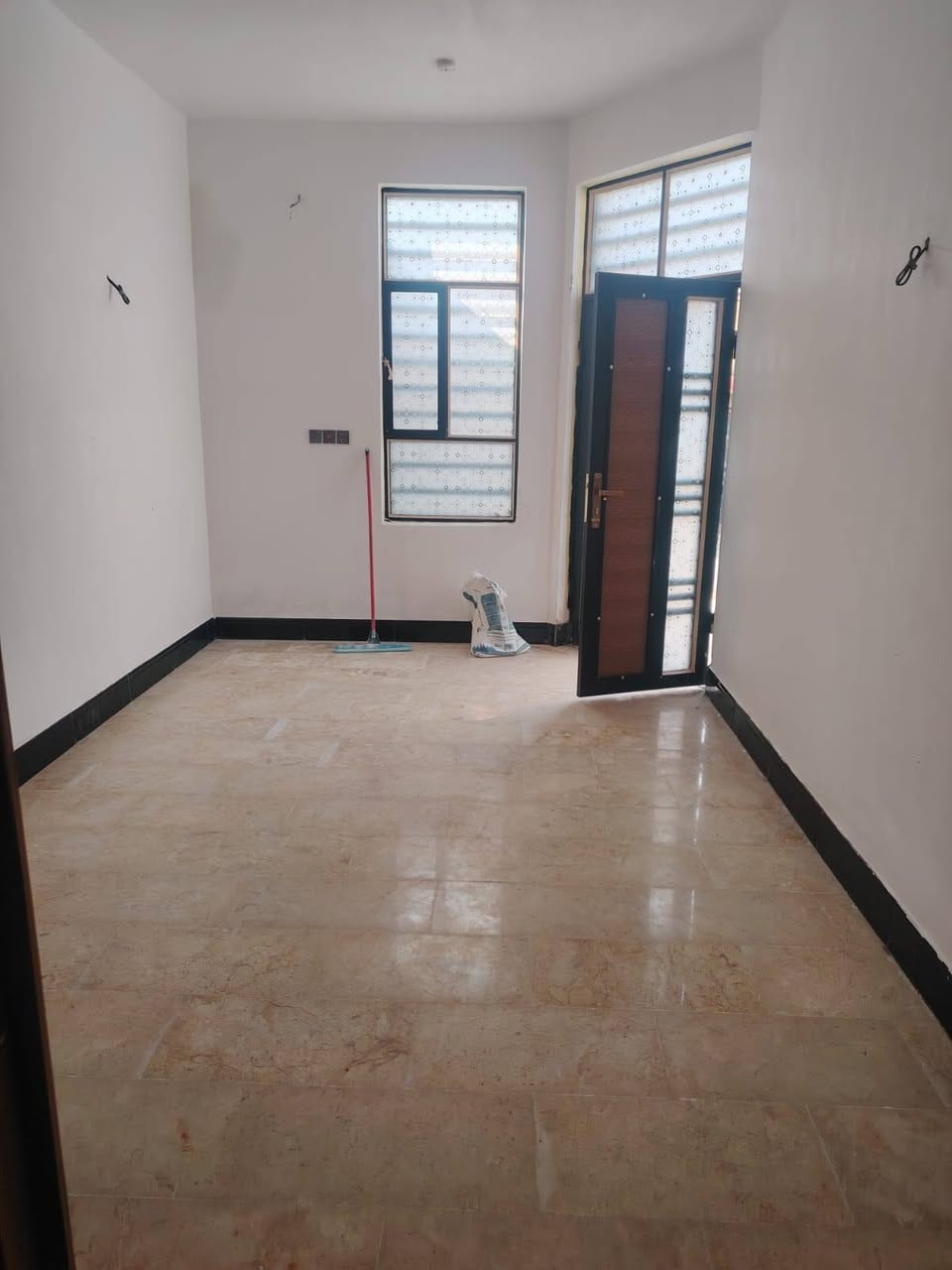 دار البيع في حي عسكري منطقة ٣٠٠٠ مساحه دار ١٠٠متر قرب سوق مدارس قديم طبق ونص موبايل *********** ابو حسين
