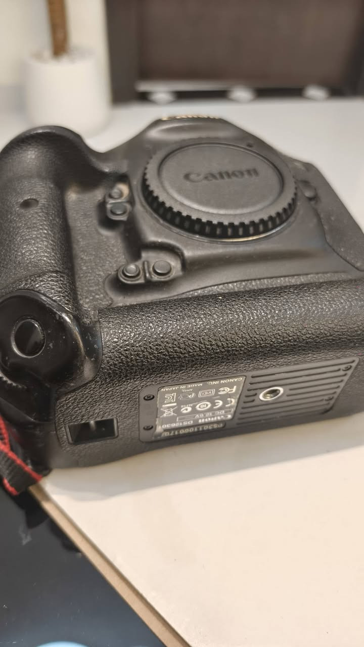 للبيع: كاميرا Canon 1DX الاحترافية
للبيع كاميرا Canon 1DX بحالة ممتازة، تعمل بكفاءة عالية ومن دون أي مشاكل.

المواصفات:

فل فريم (Full Frame)

تصوير متواصل حتى 12 إطار/ثانية

نظام تركيز سريع ودقيق

مناسبة لتصوير الرياضة، الحياة البرية، المناسبات، والتصوير الاحترافي

الملحقات:

البطارية الأصلية(عدد2) 

الشاحن الأصلي

حزام الكاميرا

السعر: (مليون)

للاستفسار أو المعاينة، يرجى التواصل على الخاص أو الاتصال على الرقم: (***********).
