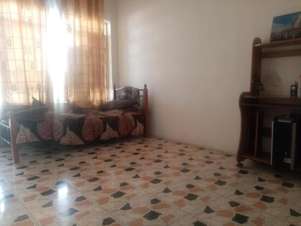 بيت للبيع 150م يتكون من 4غرف نوم واستقبال وصاله ومطبخ وصحيات عدد 2 وكراج سيارات عدد 2 ويحتوي على تشجير خلف البيت
العنوان الغزالية رئاسة الوزراء 
لمعرفة التفاصيل الاتصال بهذا الرقم متوفر واتساب فقط 
***********
