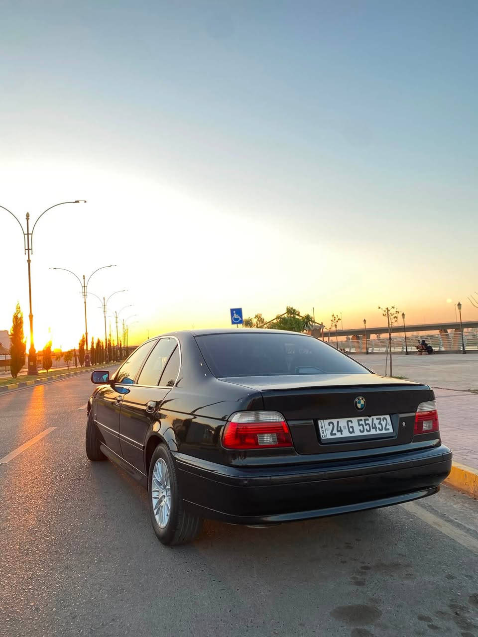 Bmw e39 موديل 2001
حجم 530 كير اوتوماتيك 
بدون ضرر بدون صبغ فقط مكانات بسيطه
غرفه جلد m
كروس سرعه
رقم دهوك انكليزي
السياره جاهزه من ناحية كير ومكينه وكهربائيات 
تبريد شغال 
سياره كلش جديده 
ومعروفه موصفات الصقر ميحتاج اطول واذكرهم
سعرها 127 ورقه
***********
واتساب ***********
