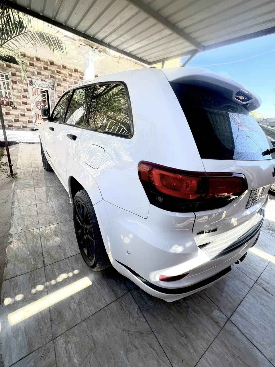 جيب گراند شيروگي ٢٠١٨
سومت اعلى فئه بالجيب
الموصفات: 
 

المحرك:  V6 سعة 3.6 لتر
 قوة 295 حصان تقريبًا
 عزم دوران بحدود 353 نيوتن متر
 ناقل حركة أوتوماتيك 8 سرعات

 نظام الدفع:

 دفع رباعي دائم (Quadra-Drive II)
 أوضاع متعددة للطرق (Auto – Snow – Sand – Mud – Rock)

 التصميم الخارجي:

 شبك أمامي مطلي بالكروم خاص بفئة Summit
 جنوط ألومنيوم 20 إنش
 مصابيح أمامية HID مع LED نهاري
 فتحة سقف بانورامية

 الداخلية والراحة:

 مقاعد جلد نابا فاخرة مقاعد أمامية وخلفية مدفأة ومبردة
 مقعد السائق كهربائي مع ذاكرة
 نظام صوتي Harman Kardon بـ19 سماعة
 شاشة وسطية 8.4 إنش Uconnect مع ملاحة

 السلامة والتقنيات:

 مثبت سرعة متكيف (Adaptive Cruise Control)
 نظام تنبيه الاصطدام الأمامي مع فرملة تلقائية
 مراقبة النقطة العمياء + تنبيه خلفي لحركة المرور
 كاميرا محيطية 360 درجة
 حساسات أمامية وخلفية
 نظام ركن آلي (Park Assist)

 مواصفات إضافية:

 تشغيل عن بُعد
 دخول وتشغيل بدون مفتاح (Keyless Enter-N-Go)
 بوابة خلفية كهربائية
 نظام تعليق هوائي (Quadra-Lift) للتحكم بارتفاع السيارة
