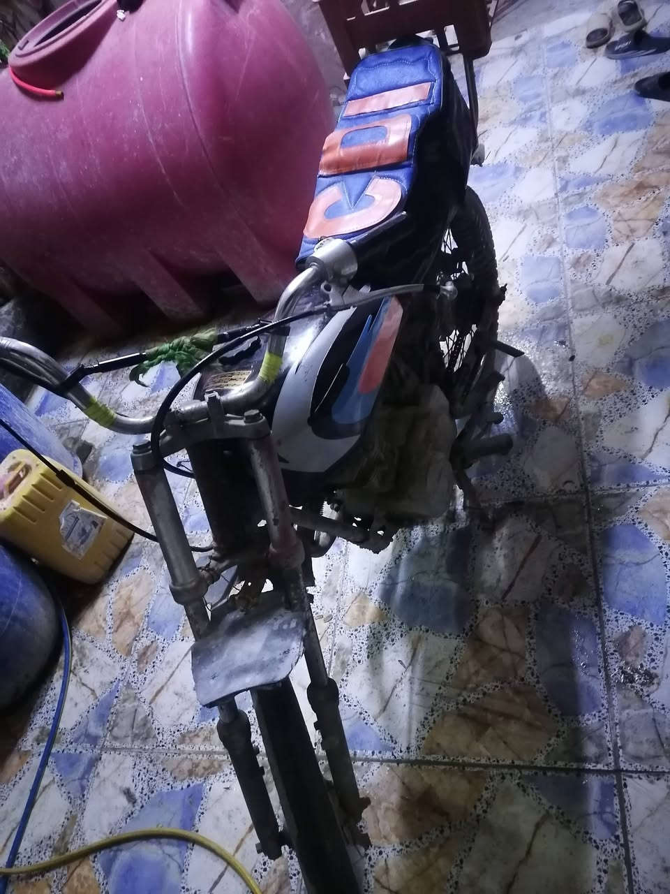 سلام عليكم شباب دراجه نامه 2013 اوراق اصولي تكدر اطلع رقم الدراجه كايمه بس تشتغل وتمشي مابيه شي كلجات زينه بس بستم وسلندر يرادله السعر 250 ولشراي يتصل الشراي يتصل ويدلل ***********
