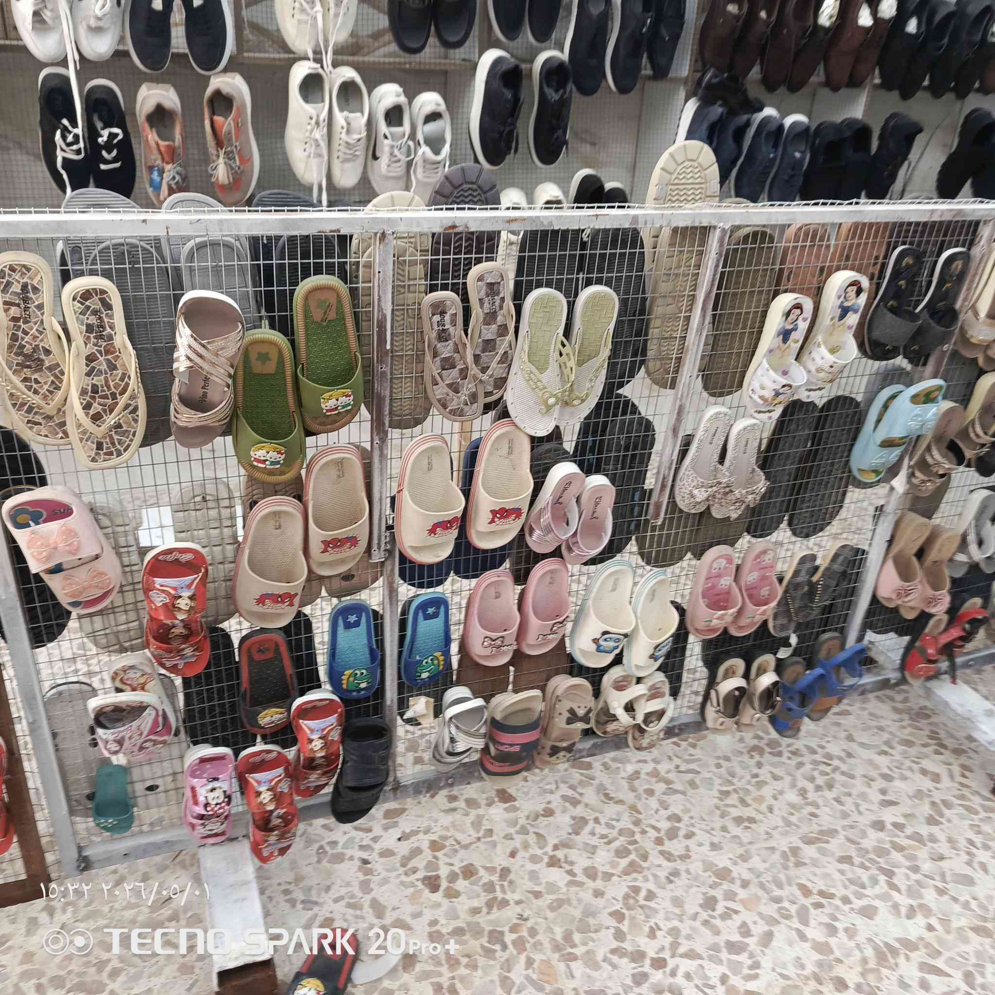 السلام عليكم بضاعه محل للبيع كامله مع الرفوف العرض مع الكامرات  البلازمه مع المبردات اي شي داخل المحل للبيع ان شاء الله  السعر  مناسب ***********
