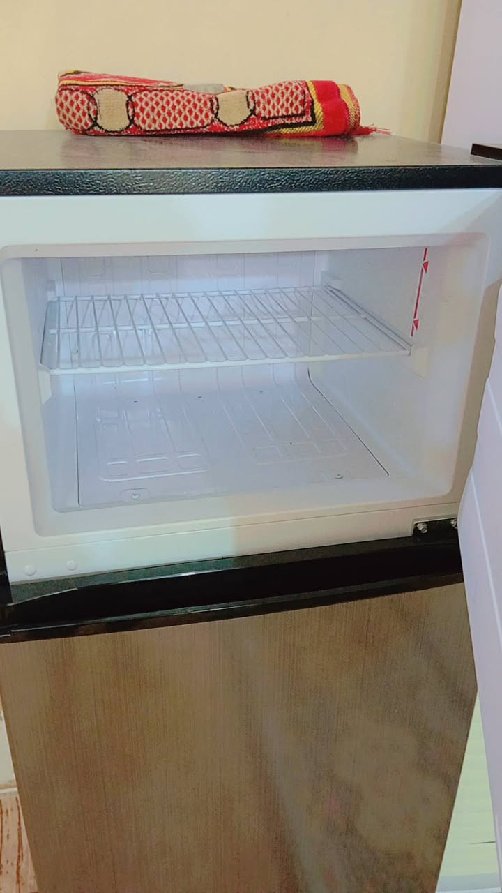 ثلاجه جديده نوعيه ممتازه ارتفاع 12 قدم  و واسعه من الداخل  مشتغله 10 ايام فقط
ناحية الفضليه 
بيع مستعجل ب300 وبيه مجال 
للاتصال ***********
